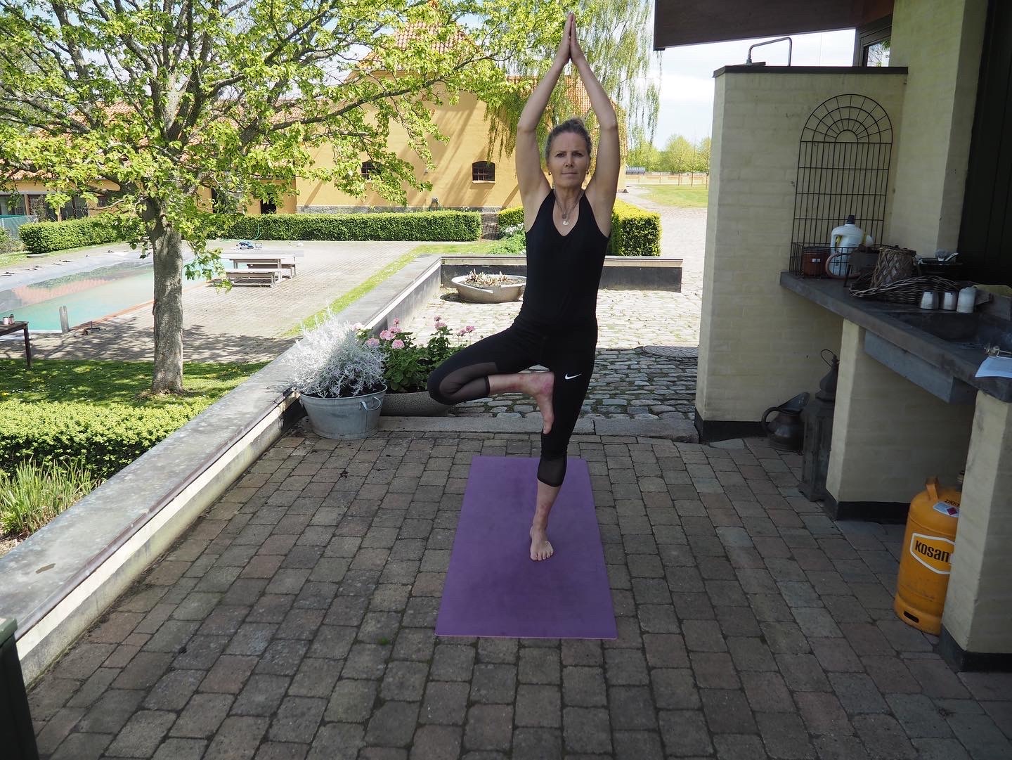 Rikke Fabienke laver yoga på terrassen